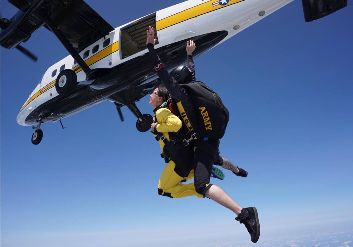 Imagen principal - Marta Burgos saltando desde una avioneta; con su marido Adam James en una fiesta temática en Fort Liberty, y con su uniforme de la 'Air Force'.