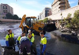 Emasa espera extraer 800 metros cúbicos de fangos y lodos que se llevarán a la EDAR del Guadalhorce