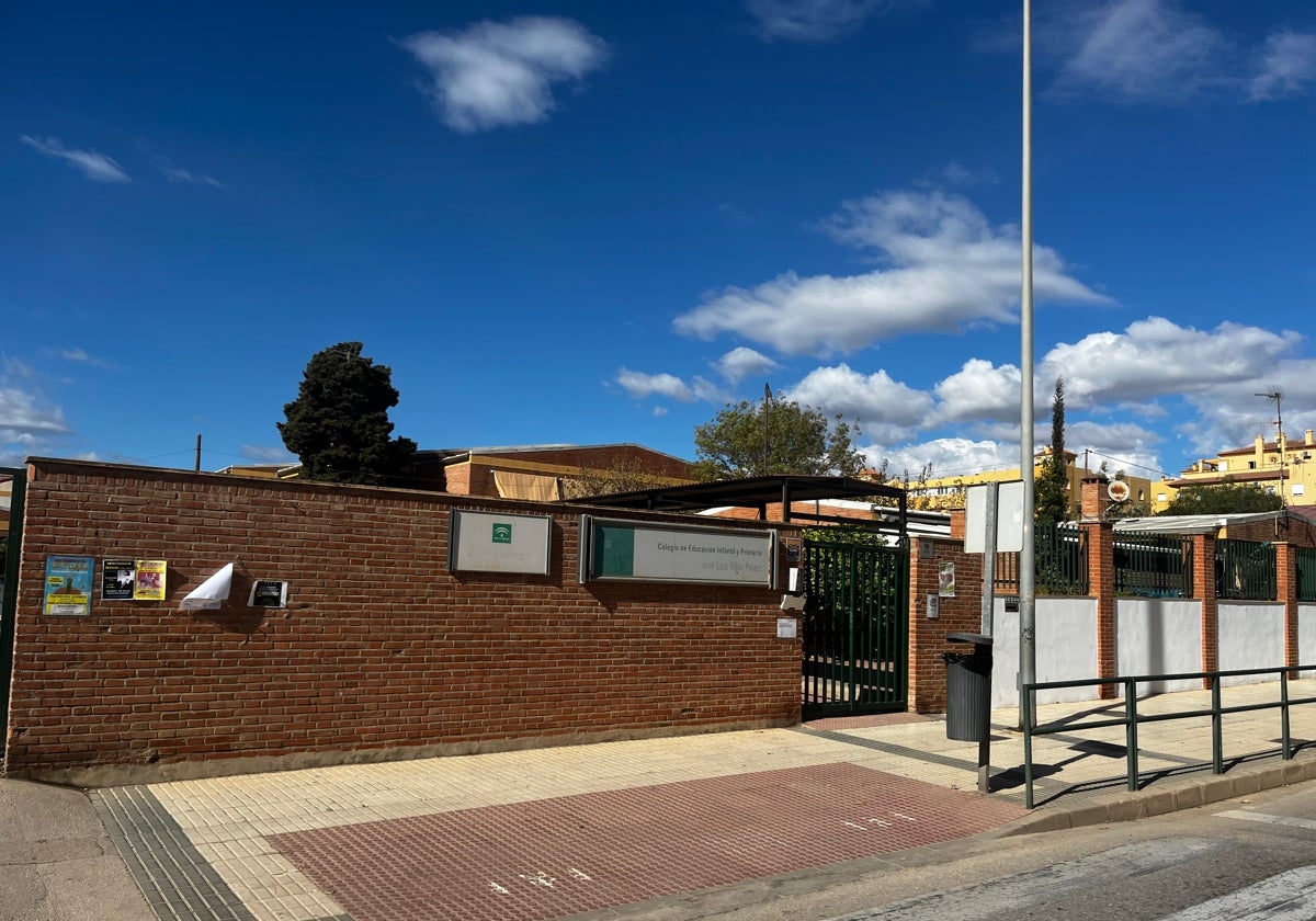 Fachada principal del colegio veleño.