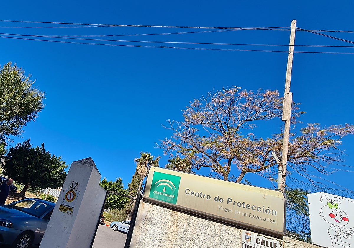 Entrada a la parcela en la que se encuentran el centro de menores, un inmueble a medio construir y una escuela infantil.