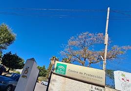Entrada a la parcela en la que se encuentran el centro de menores, un inmueble a medio construir y una escuela infantil.