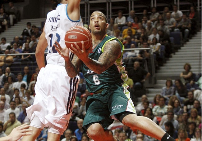 Marcus Williams evita a Mirotic en el aire durante el último partido ganado por el Unicaja en la pista del Real Madrid en 2013.