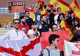 Alumnos de la UMA se manifiestan en las escaleras de la Facultad de Derecho.