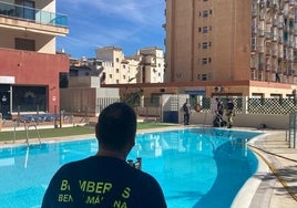 Bomberos analizan el agua donada al Ayuntamiento por parte de un hotel de Benalmádena.