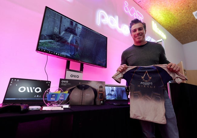 José Fuertes, fundador de Owo, con la edición especial del traje háptico para Assasin's Creed Mirage.
