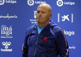 Imagen de archivo de Pepe Mel durante su etapa como entrenador del Málaga en una comparecencia en la sala de prensa de La Rosaleda.