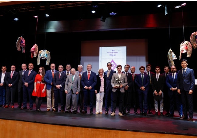 Foto de familia de los premiados con representantes de las entidades que han entregado sus galardones y las autoridades.