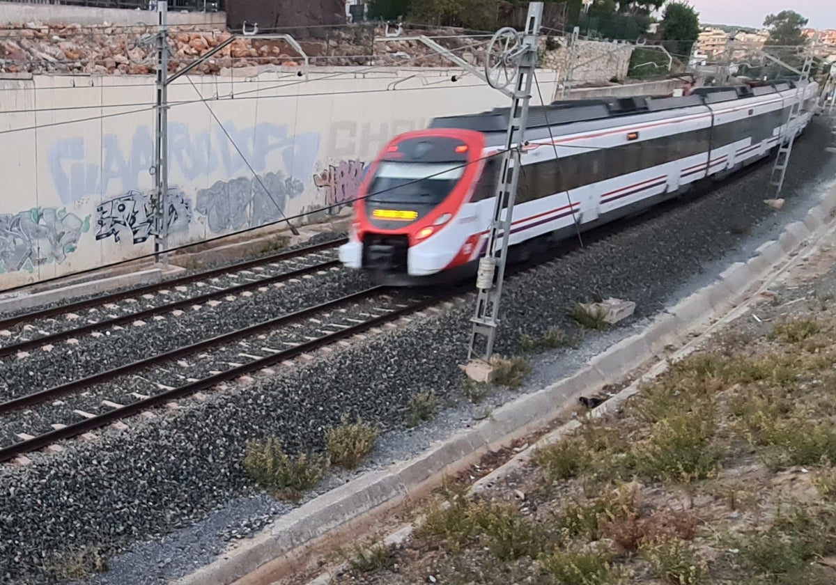 Un tren de la línea de Cercanía de la Costa del Sol Occidental, antes de llegar a Torremolinos.