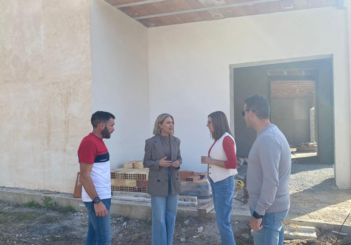 La diputada provincial y la alcaldesa, en una visita técnica a las obras.