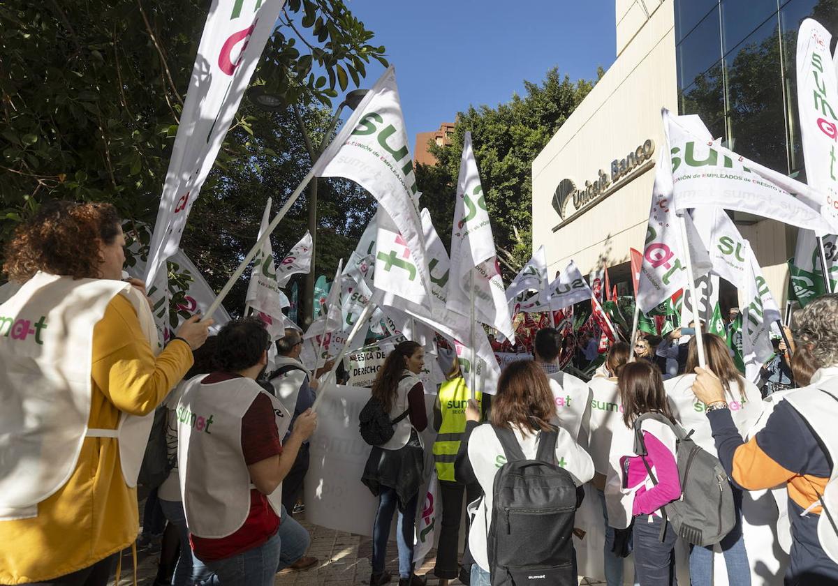 Concentración de trabajadores de Unicaja Banco a las puertas de la sede, en la mañana de este martes.