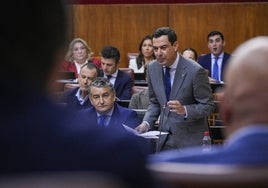 Juanma Moreno se dirige a los diputados socialistas durante una de sus intervenciones.