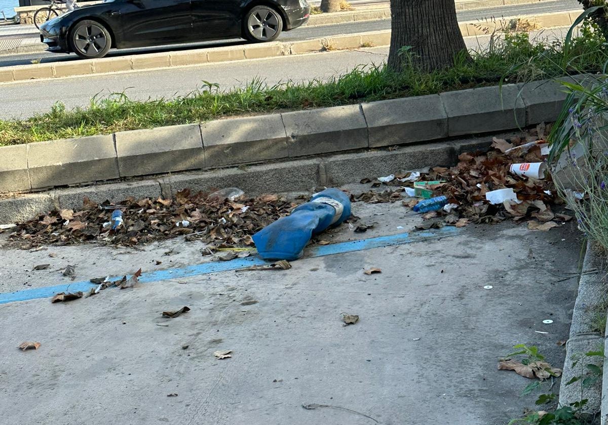 Vista de la basura cumulada en la parte de estacionamiento.