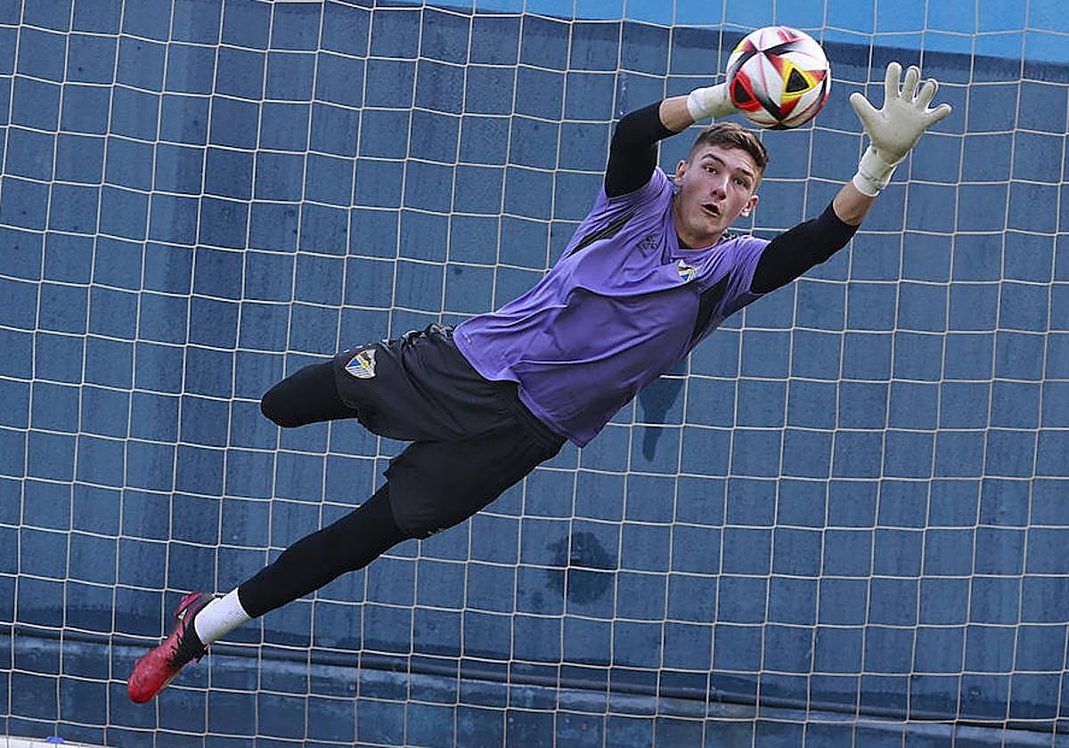 Carlos López, en un entrenamiento del Málaga.