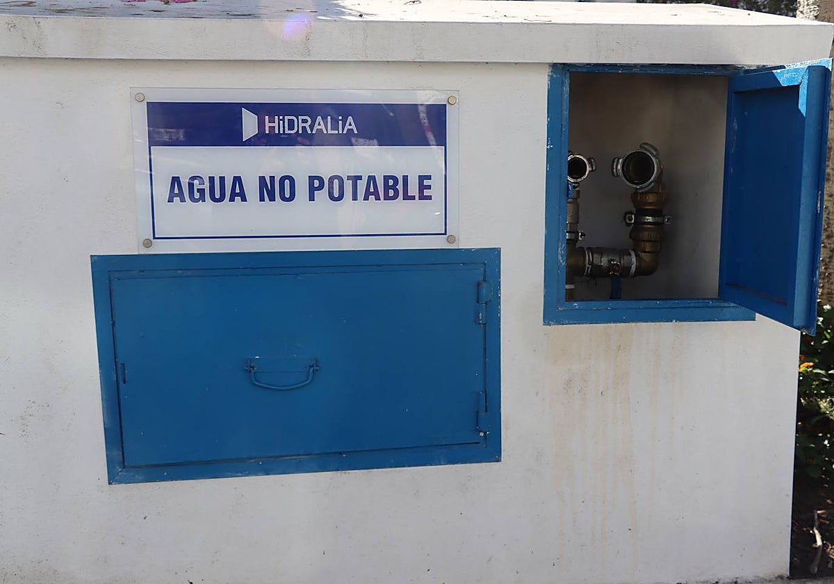 Pozo reabierto en el calle Camilo José Cela.