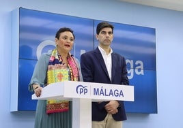 Margarita del Cid y Francisco Santos, esta mañana en la sede popular.