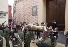 Traslado del Cristo de Ánimas de Ciegos, en la mañana del Miércoles Santo.