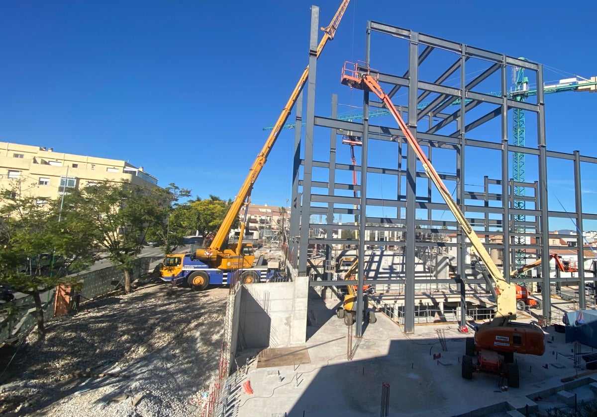 Obras de construcción del futuro teatro alhaurino.