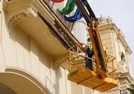 Un operario, ayer durante la reparación de la balconada de la Casona.