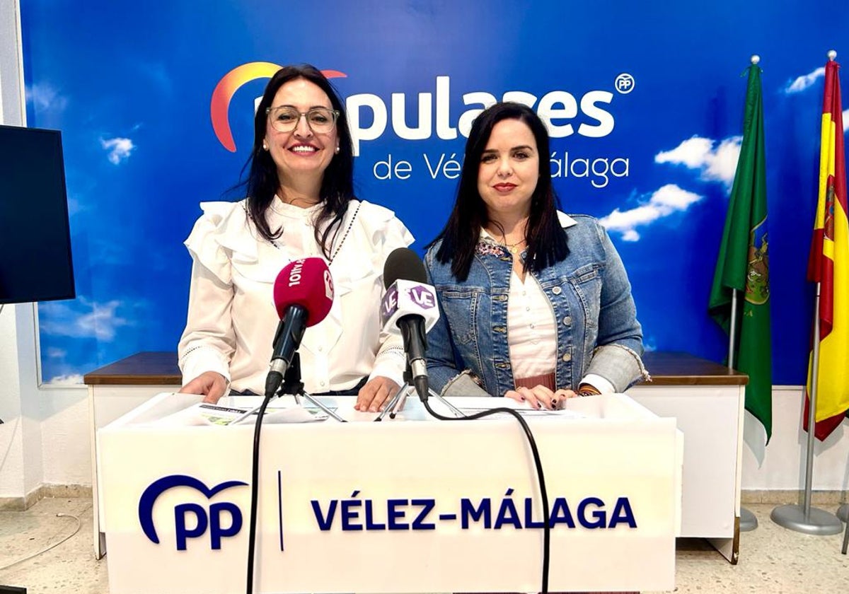 Las ediles Rocío Ruiz y Lourdes Piña, este jueves en la sede de los populares veleños.