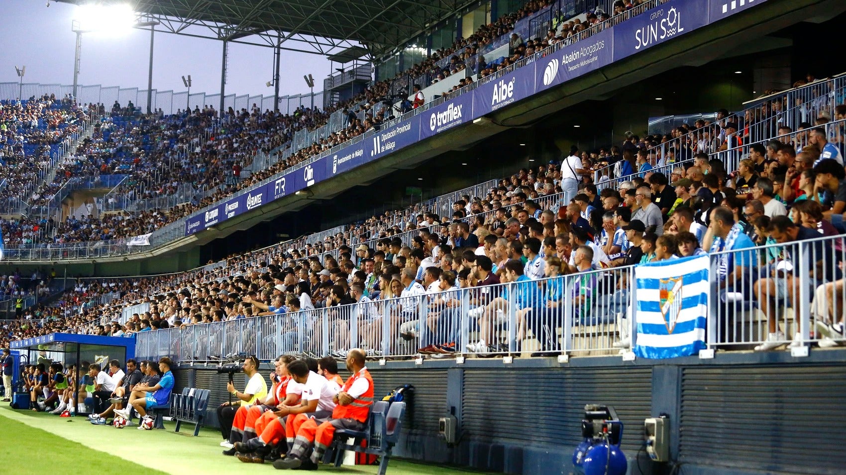 Imagen de la grada de Tribuna del estadio de La Rosaleda durante un partido.
