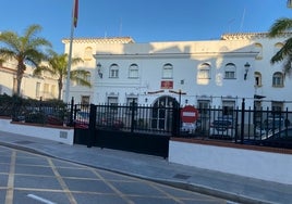 Fachada principal del cuartel de la Guardia Civil en Nerja.