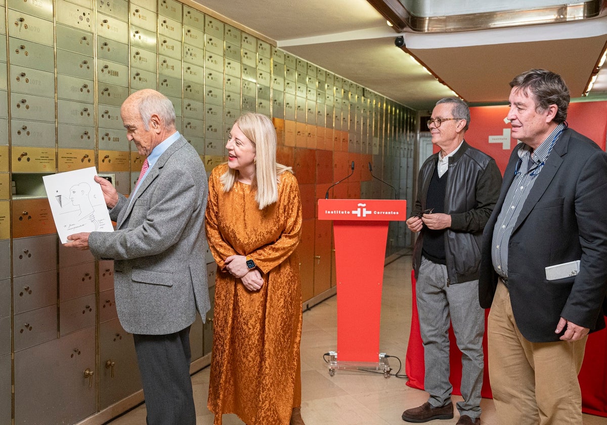 Las obras completas, un dibujo y unas gafas: el legado de Pérez Estrada ya se guarda bajo llave en el Instituto Cervantes