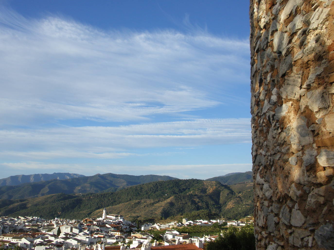El pueblo malagueño que tiene un castillo escondido y una taberna subterránea