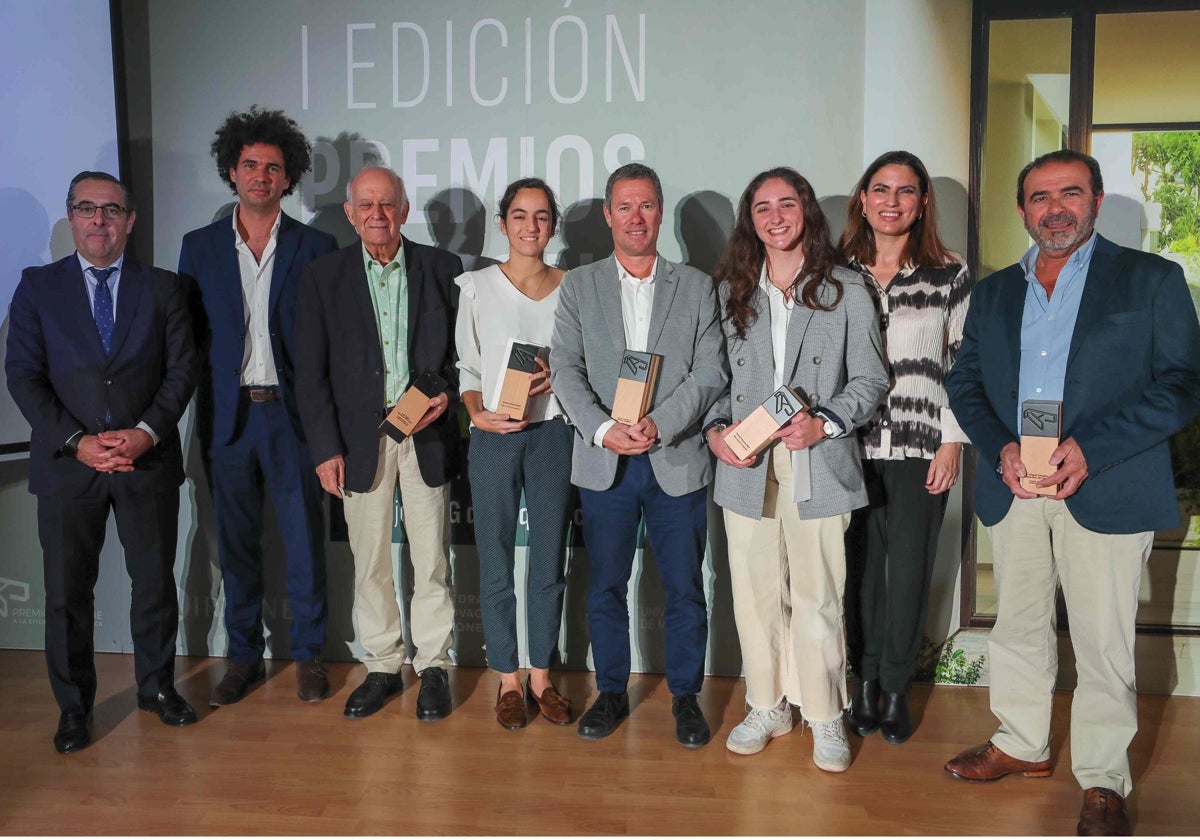 Los premiados, con miembros del jurado y autoridades.