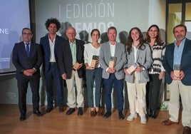 Los premiados, con miembros del jurado y autoridades.