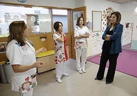 Olga Guerrero, candidata a rectora de la UMA, durante su visita a la guardería Francisca Luque.