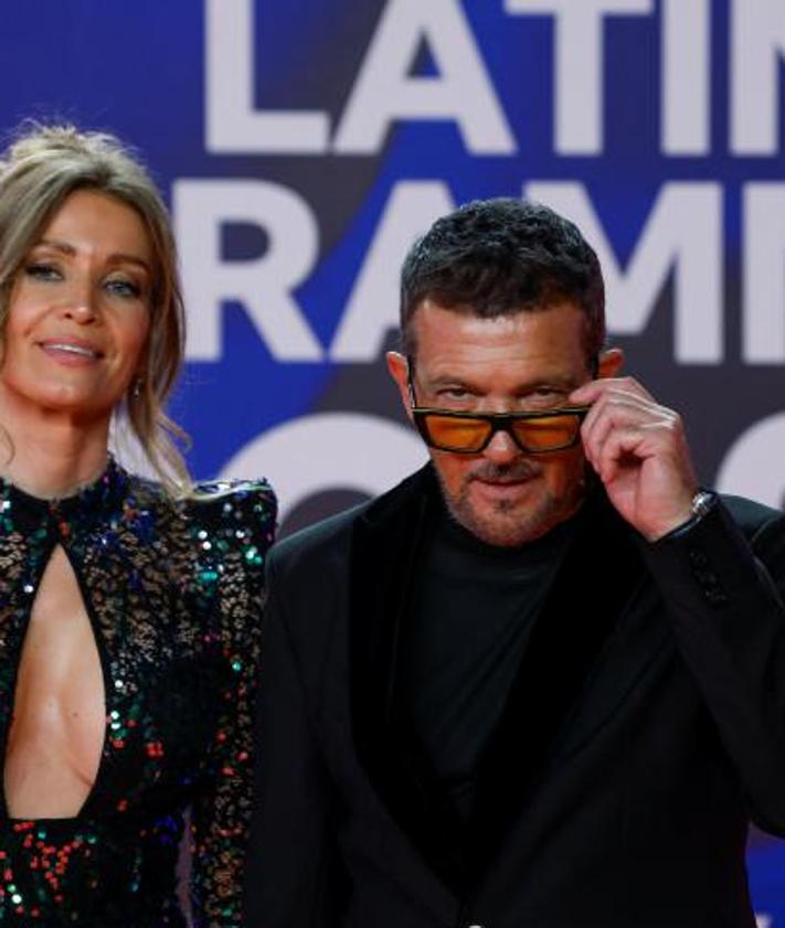 Imagen secundaria 2 - Vanesa Martín (primera foto), durante la llegada a la gala. Antonio Banderas y su pareja, Nicole Kimpel.