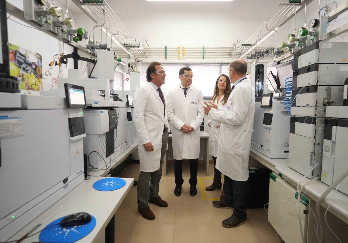 Juanma Moreno, en el centro, en una visita a AGO Labs en Burguillos (Sevilla).