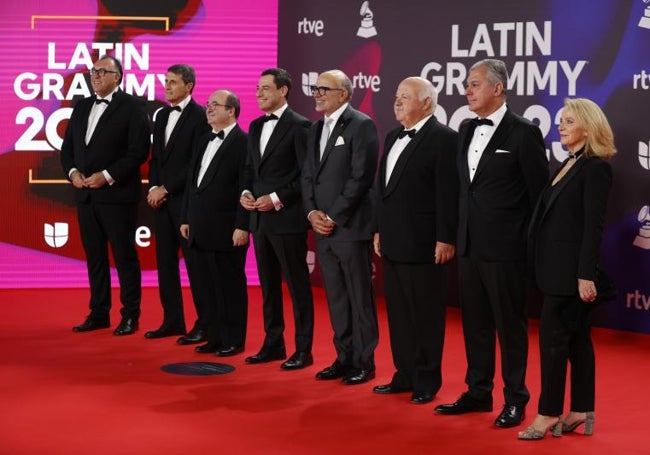 El presidente de la Junta de Andalucía, Juanma Moreno (4i), y el ministro de Cultura y Deporte en funciones, Miquel Iceta (3i), entre otros, posan para los fotógrafos en la alfombra roja de la gala anual de los Latin Grammy, este jueves en Sevilla.