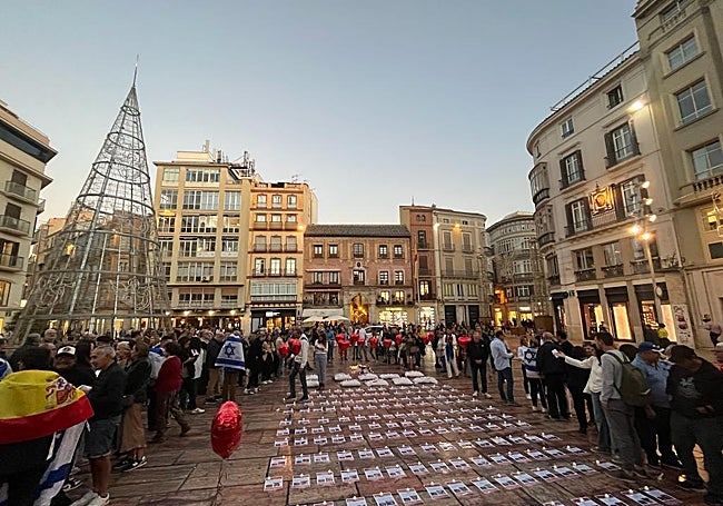 Desplegaron un mosaico con los rostros de los secuestrados.