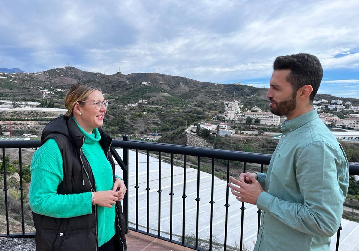 Los socialistas Jessica Peláez y Javier Villena, en el entorno donde se construye la subestación eléctrica.