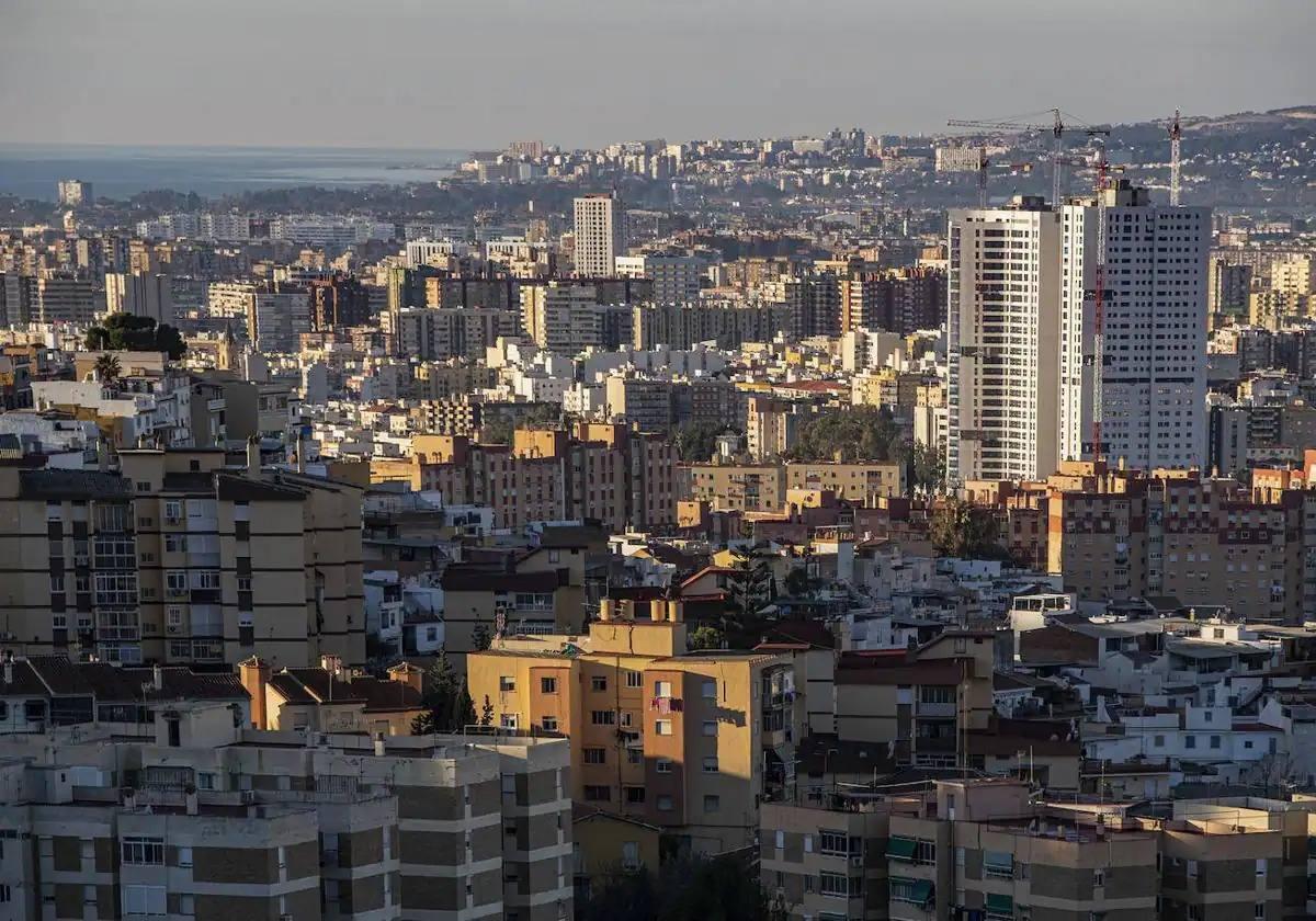 Las compraventas de pisos ya caen a ritmos cercanos al 30% en Málaga