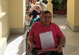 Los miembros de la Agrupación de Desarrollo Málaga Accesible, durante otra concentración en el Ayuntamiento de Málaga.