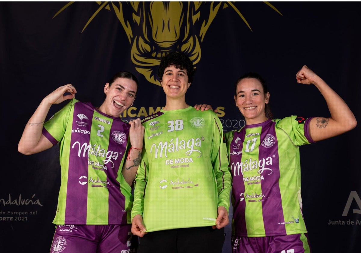 Bitolo, Merche Castellanos y Roca, con las equipaciones que estrenarán este domingo.