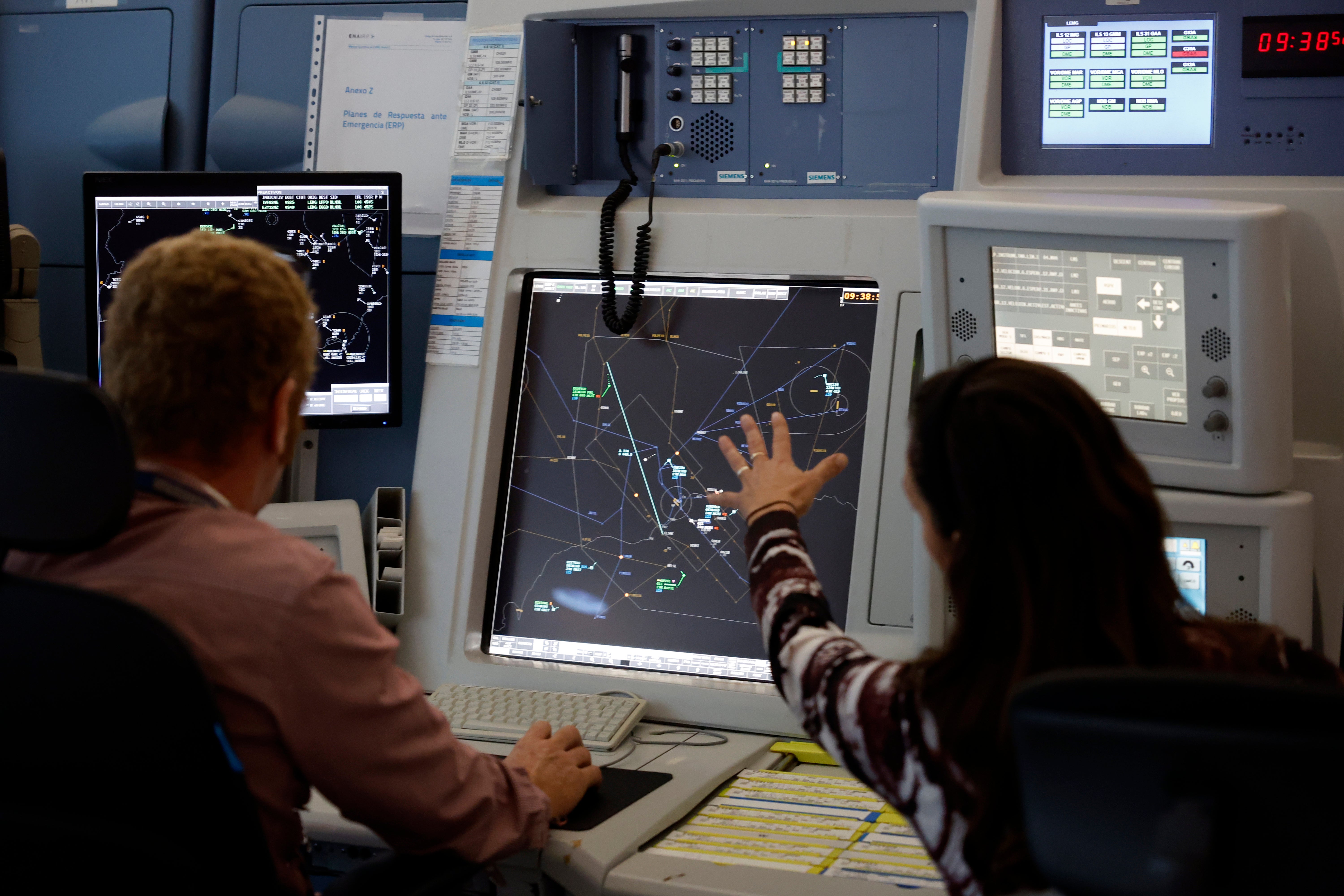 Controladores en la sala de control-radar situada en la base de la torre.