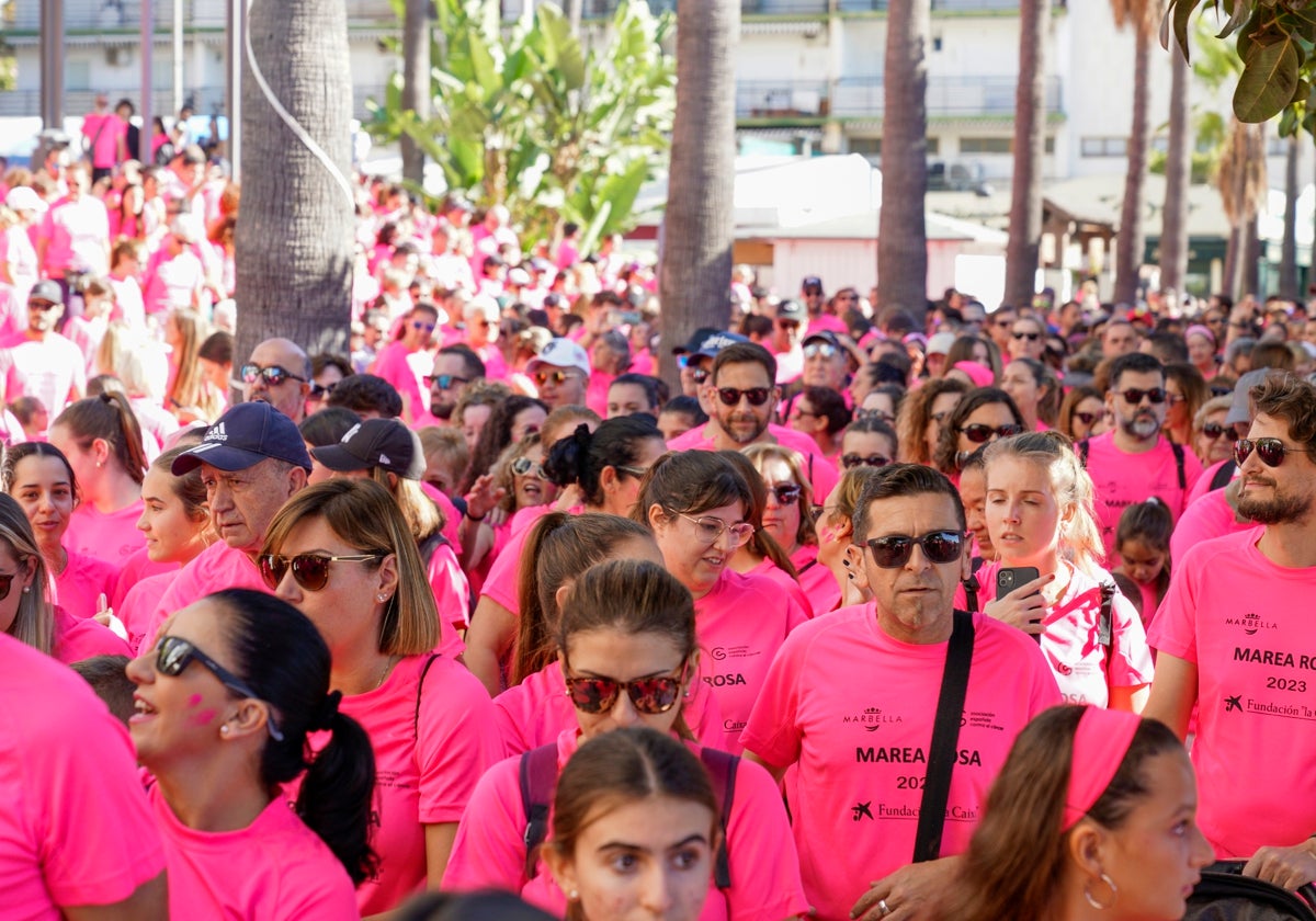 Cerca de 3.000 personas han participado hoy en Marbella en la 'Marea Rosa'.