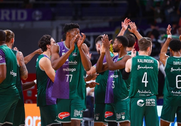 Los jugadores del Unicaja celebran su triunfo ante el Real Madrid.