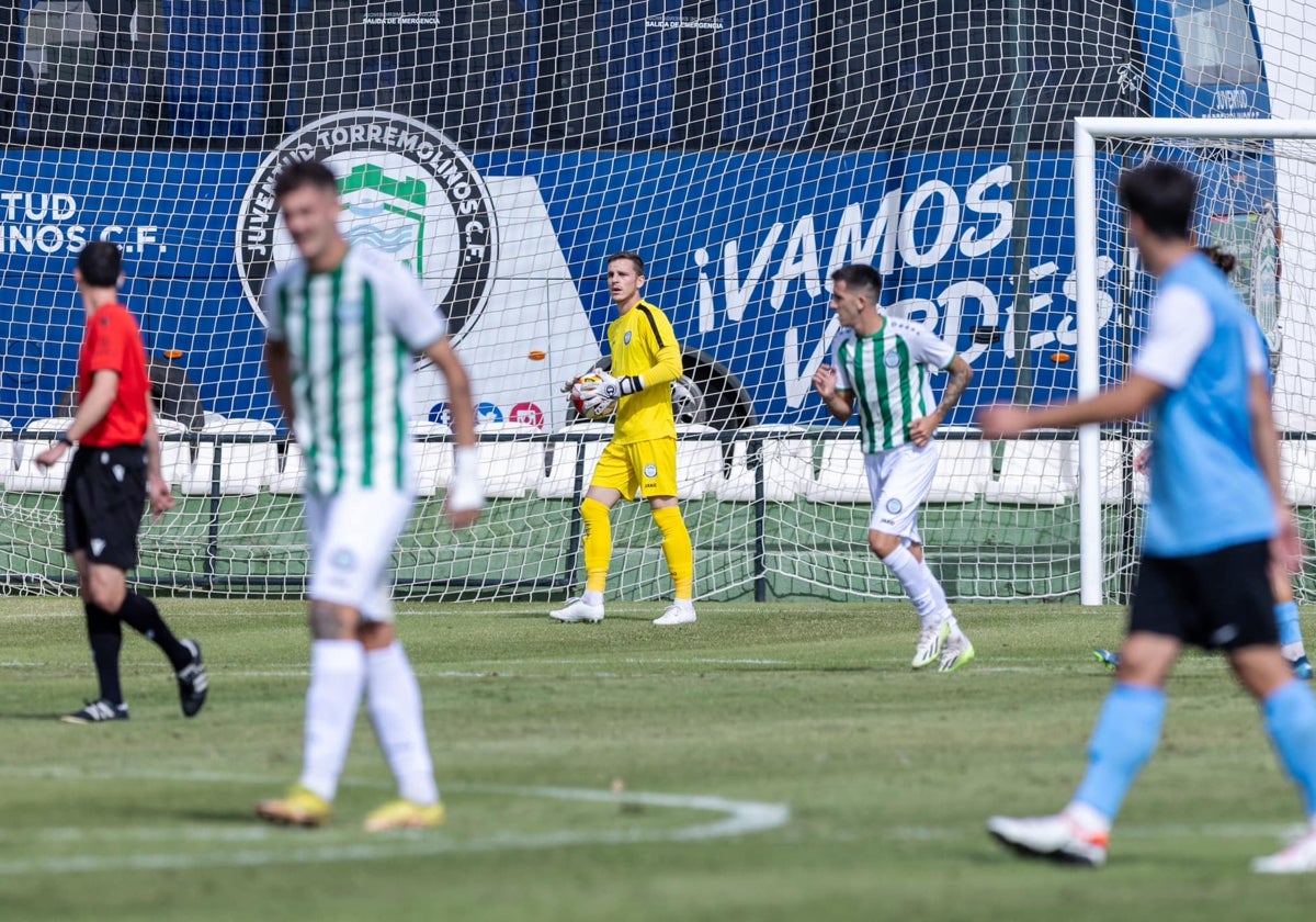 El portero del Juventud de Torremolinos, Javi Cuenca, este domingo.