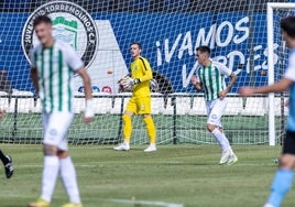 El portero del Juventud de Torremolinos, Javi Cuenca, este domingo.