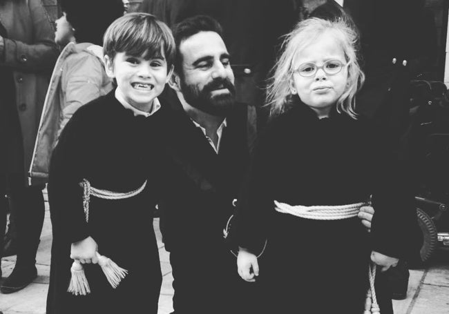 Foto de familia de Tomás Galiana con sus hijos.