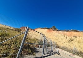 Vallado que impide el paso al final de la calle Leala Norte de Torremolinos.