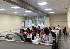 Los alumnos atienden en el Aula Debate
