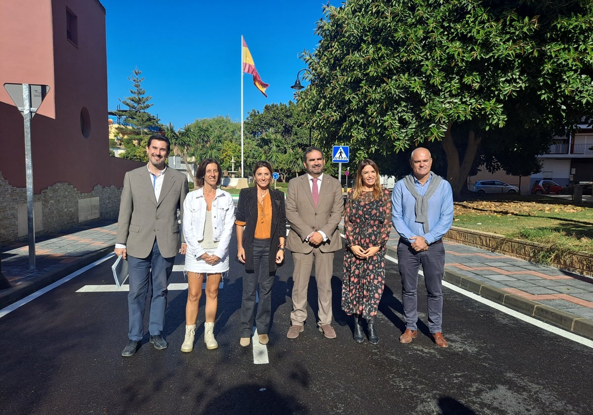 Visita a la calle Molino de Viento, en Mijas, que acaba de ser remodelada.