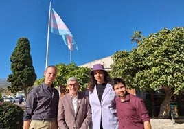 Los artistas Benjamín Santiago Montiel, Carla René Ucero Antequera y Denise Bautista Salazar junto al concejal de igualdad, Francisco García Macias.