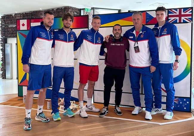 El artista Darko, junto al equipo checo de Copa Davis y el mural que ha creado en el vestíbulo del Hotel Higuerón, que están firmando todos los tenistas.