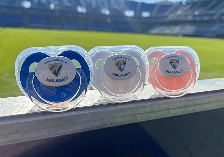Chupetes con el logo del Málaga, que será otro de los regalos de la entidad a los recién nacidos.